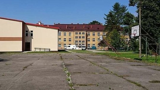 Kraśnik. Uczniowie i rodzice chcą remontu bursy. Co na to władza?