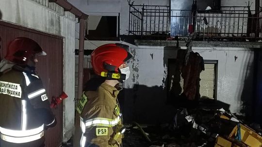 Kraśnik. Wzywała pomocy z balkonu płonącego domu [zdjęcia]
