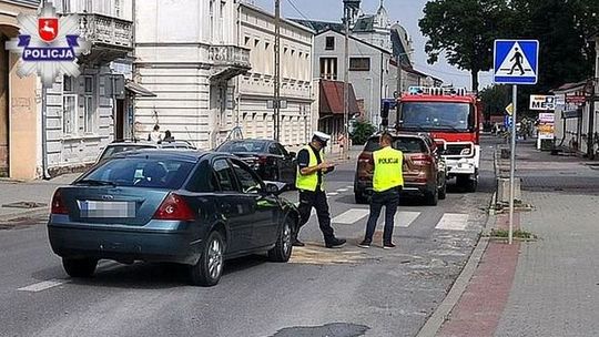 Kraśnik: Zatrzymał się przed przejściem, w tył uderzył drugi samochód