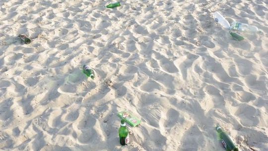 Krasnobród: Plaża nad zalewem pełna...śmieci