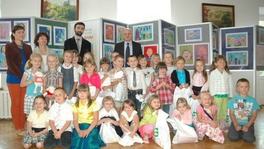 Krasnostawskie przedszkolaki malowały mamy