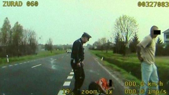 Krasnystaw: Pijani mężczyźni leżeli na drodze (wideo)