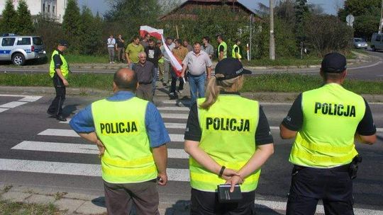 Krasnystaw: Plantatorzy protestowali na krajowej "17". Były transparenty, kosy i miecz