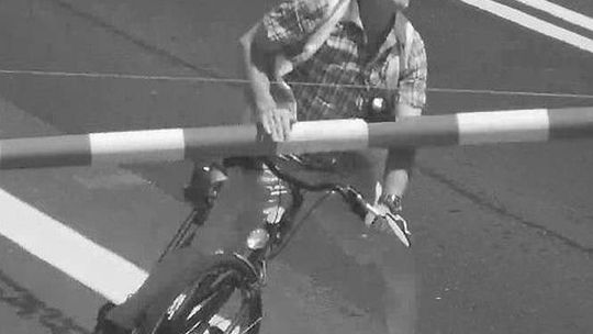 Krasnystaw: Rowerzysta wyłamał szlaban. Kto go rozpoznaje?