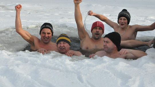 Krasnysytaw: Urzędnik i komendant polecają kąpiel w lodowatej wodzie