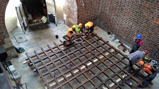 Krata bronna w Bramie Krakowskiej. Trzy tony dębu [zdjęcia]