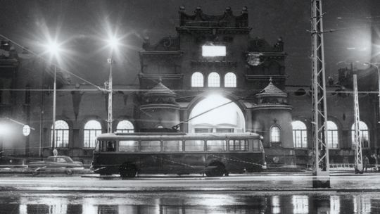 O świcie Lublinian budził samochód Star rozwożący mleko, a wieczór kończył hymn grany o północy w radiowej Jedynce. Nocą jednak centrum miasta było rozświetlone przez kolorowe neony, a popularne restauracje pękały w szwach od nadmiaru gości.