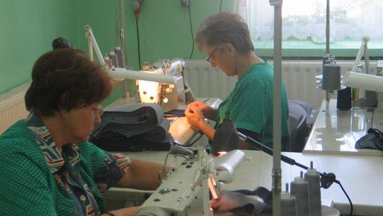 Krawcowa to zawód na wagę złota. Jest praca dla takich specjalistek w Zwierzyńcu