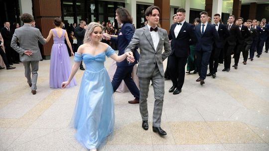 Kreacje, przygotowania i polonez, czyli staruje sezon na studniówki 2024