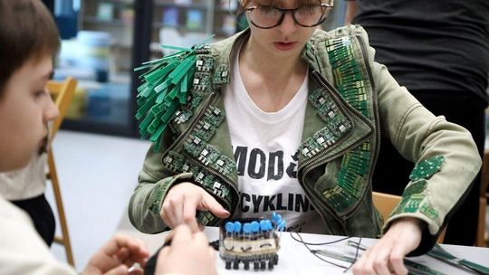 Kreacje z odzysku, czyli ubrania z elektrośmieci dla celebrytów