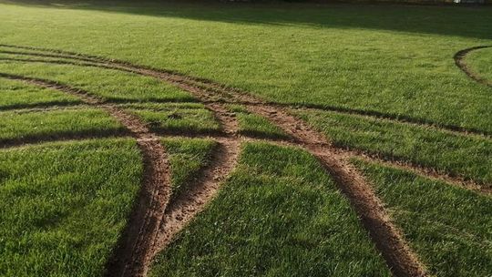 Kręcił „bączki” BMW na klubowym boisku. Musi płacić