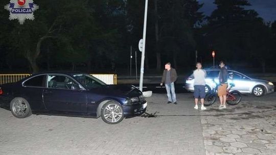 Kręcił bączki pod komendą policji. Uderzył w latarnię