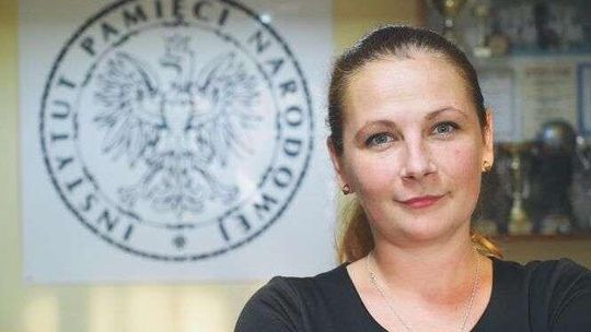 Kreda zamiast pasty do zębów, krem ze szpiku kostnego. Jak w PRL kobiety dbały urodę?