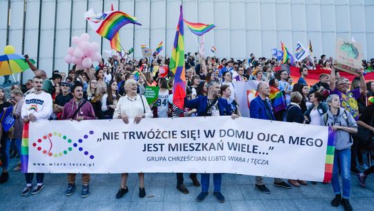 Kredką i różańcem ścigają się z tęczą. Coraz więcej demonstracji w czasie Marszu Równości w Lublinie