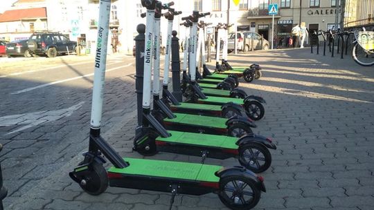 Kres bezkarnego szaleństwa na elektrycznych hulajnogach. Nadchodzą limity i kary