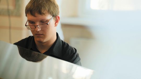 Krew, pot i łzy, żeby normalnie żyć. Niepełnosprawny Emil zagrał swój recital dyplomowy