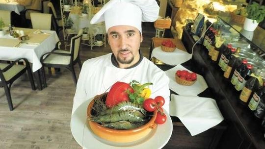 Krewetki al ajillo kuszą. Owoce morza. Szkolenie dla szefów kuchni