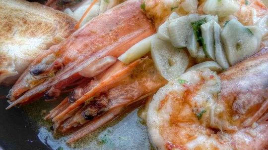 Krewetki, ormiański szaszłyk i kiełki w zupie