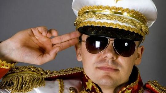 Król disco-polo skończył studia. Zobacz jakie (wideo)