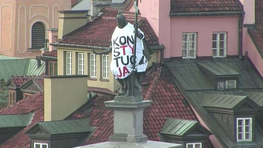 Król Zygmunt w koszulce z napisem "konstytucja"