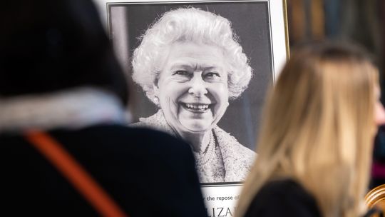 „Królowa dotarła do domu”. Pogrzeb Elżbiety II. Zdjęcia