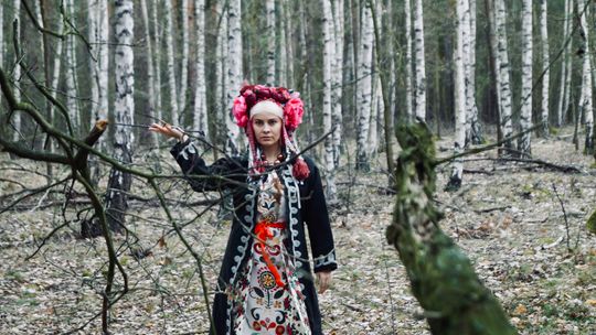 "Królowa lasu". Solowy debiut folkowej artystki Joanny Lacher