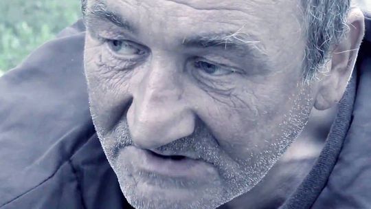 Krótki film o bezdomnym hitem w sieci (wideo)