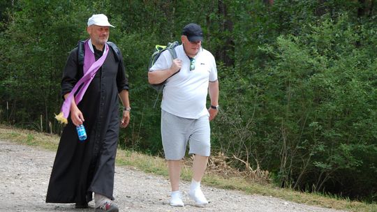 Krótkie spodenki, sportowa czapeczka. Marszałek Stawiarski razem z pątnikami [zobacz]