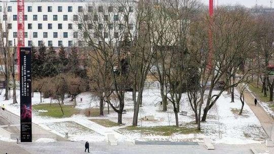 Krucha pamięć o arcybiskupie Życińskim. Od sześciu lat na skwerze nie ma tabliczki