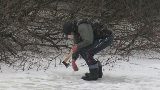 Kruchy lód na rzece. Wędkarze ryzykują życiem (wideo, zdjecia)
