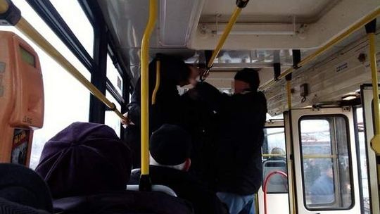 Krwawa kontrola w tramwaju. Nie miał biletu, doszło do szarpaniny [wideo]