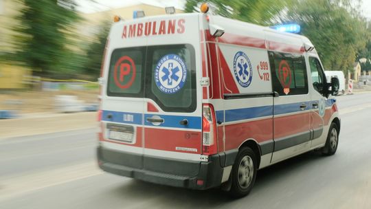 Krwawiący mężczyzna wybiegł z mieszkania wzywając pomocy. Partnerka użyła noża