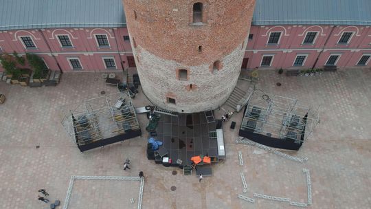 Kryminalny kinoteatr na dziedzińcu zamkowym. Trwają przygotowania
