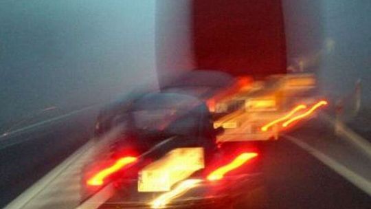 Krynice: Tir jak tornado, motorowerzysta uderzył w słup