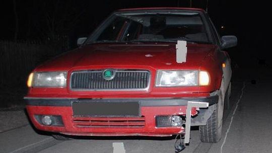 Krzemień: Mężczyzna zatoczył się pod samochód