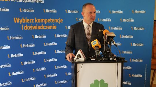 Krzysztof Hetman ze stanowiskiem w Parlamencie Europejskim