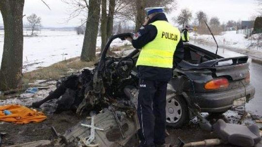 Krzywostok: Rozbił auto na drzewie i zginął