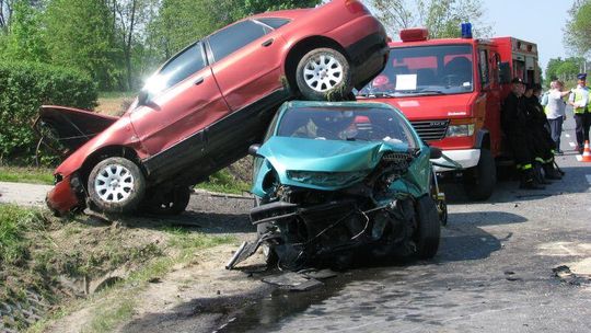 Krzywostok: Zderzenie dwóch aut. Dwie osoby w szpitalu