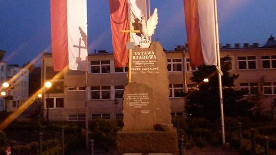 Krzyż na pomniku umieszczono nielegalnie. Ktoś go złamał