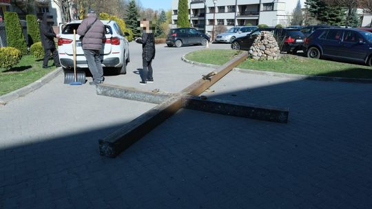 Krzyż spadł na BMW koło kościoła w Lublinie