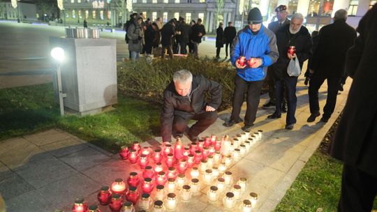 Krzyż ze zniczy na placu Litewskim. Obchody 38. rocznicy wprowadzenia stanu wojennego w Lublinie [zdjęcia]