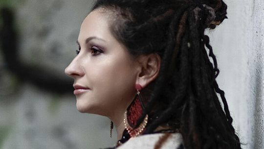 Ksiądz, czarownica i kataklizm. Maja Wolny zdradza o czym jest "Klątwa". Będzie bestseller?