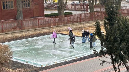 Ksiądz i strażacy stworzyli lodowisko. Korzystać może każdy