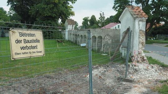 Ksiądz kazał zburzyć zabytkowy mur. Musi go odbudować. Konserwator zawiadomi prokuraturę