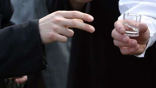 Ksiądz miał 2 promile i kierował samochodem? "Wjechał mi przed maskę, musiałem uciekać"