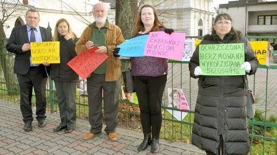 Ksiądz molestował dziewczynki. Kuria milczy, a ofiary cierpią