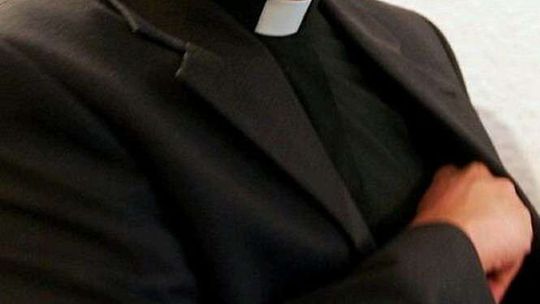 Ksiądz obmacywał uczennice. Trafił do innej parafii. Proces ruszy w sierpniu