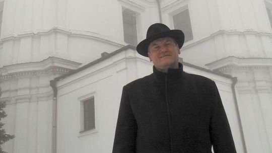 Ksiądz organizuje zbiórki makulatury, aby fundować stypendia uczniom i studentom