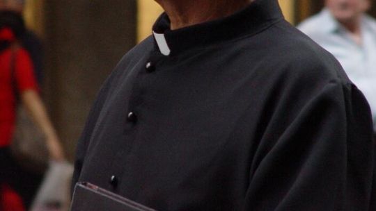 Ksiądz oskarżony o gwałt i molestowanie nastolatki