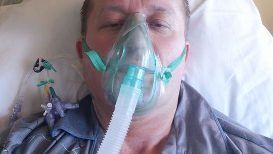 Ksiądz po wyzdrowieniu z Covid-19: "Konałem. Szeroko otwierałem usta, ale nie mogłem złapać oddechu"